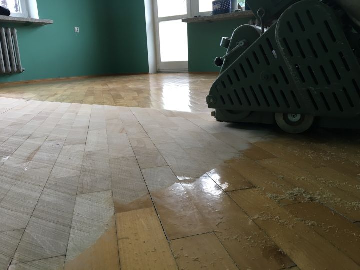 parkiet w trakcie cyklinowania