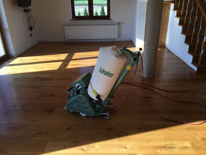 parkiet w trakcie cyklinowania